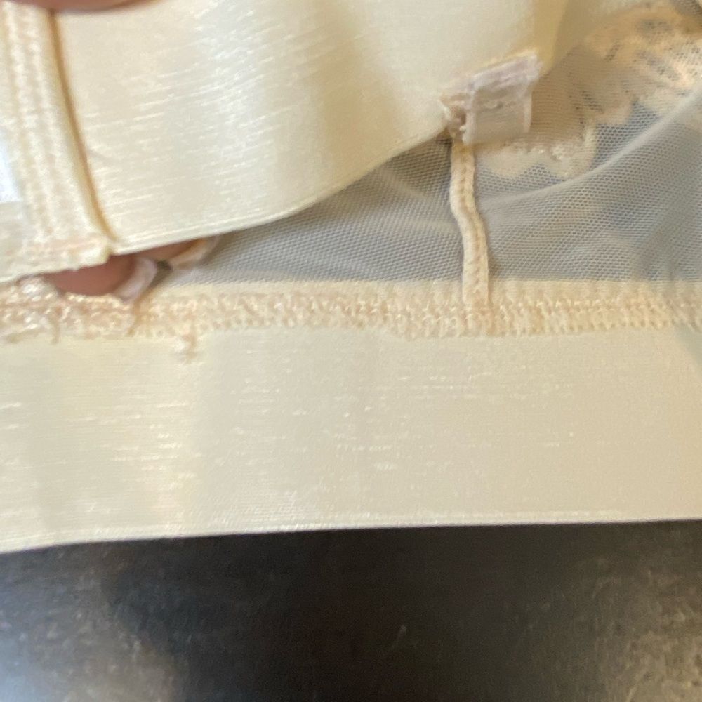 Youmita cream bra with lace appliqués, size small/medium - Picture 8 of 9
